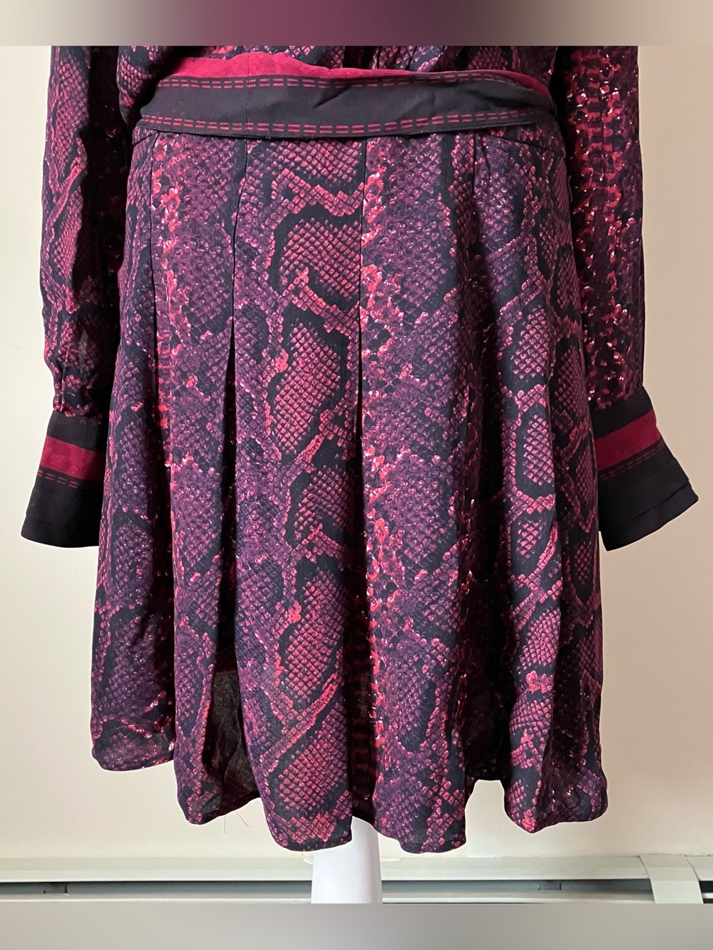 Reiss Aurora Burgundy Snake Print Flippy Belted Knee Length Dress size 10 - Picture 6 of 10